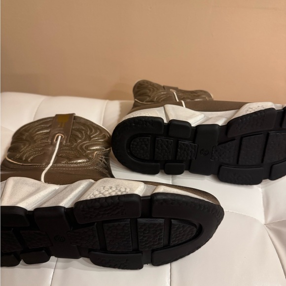 Texas Robot woman’s Metallic Brown Boots. Very narrow. True to size 5.5 - 6. - Picture 7 of 9